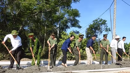 Quang Tri Police build road for locals in "revolutionary homeland"