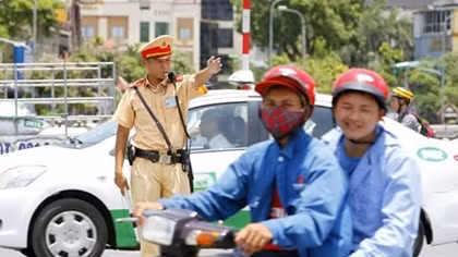 Hoa Binh Police popularizes traffic safety to local people