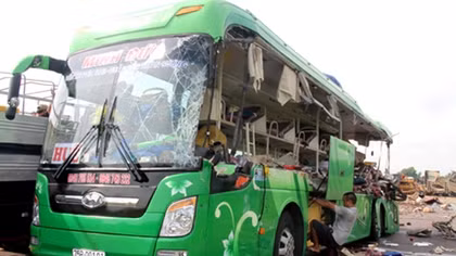 5 killed in collision between sleeper coach and truck in central Vietnam