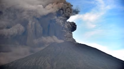 Thousands stranded as Bali volcano alert raised to highest level