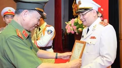 Chief of Ministry of Public Security's Office promoted to Lieutenant General