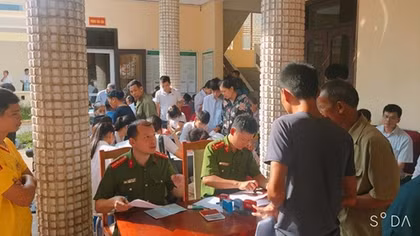 Hanoi’s police issue ID cards to 200 people at their places on Sunday