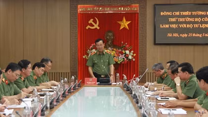 Deputy Minister Le Tan Toi works with Guard Police High Command
