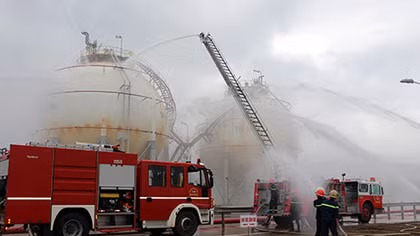 Hundreds of fight-fighters take part in fire-drill at Dung Quat oil refinery