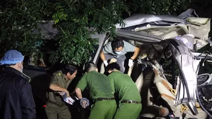 Police investigating traffic accident that kills 8 in Binh Thuan
