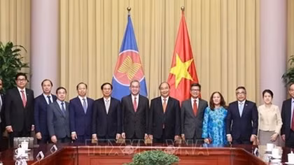 State leader Nguyen Xuan Phuc welcomes ASEAN diplomats