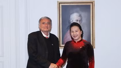 Top legislator hails people-to-people ties in Vietnam-France relations