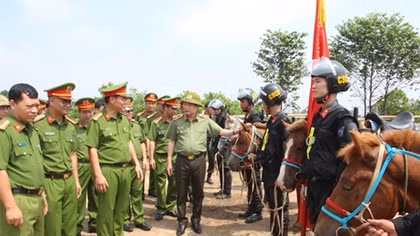 Deputy Minister Le Quoc Hung visits Cavalry Mobile Police Corps
