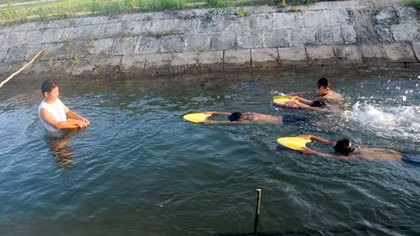 Quang Tri’s children benefit from free swimming training program