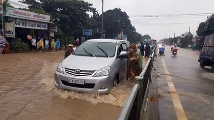 Binh Dinh Police alongside local people struggling with flood 