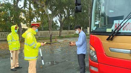 Thanh Hoa police control people’s entry and exit to prevent COVID-19 epidemic