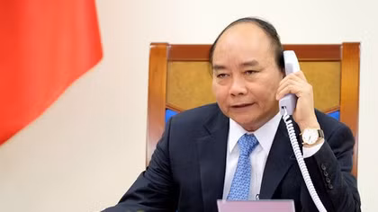PMs of Vietnam and Russia hold phone talks