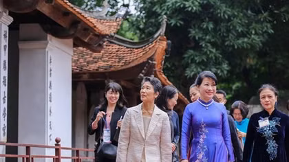 Wife of Japanese PM visits Temple of Literature, Vietnamese Women’s Museum