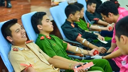 Hung Yen young police officers active in donation blood