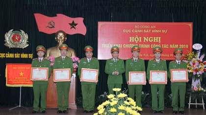 Criminal police force urged to improve main role in combating crimes