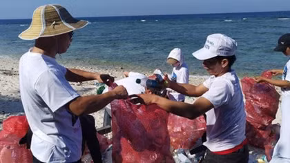 Volunteers clean up Ly Son island in Quang Ngai