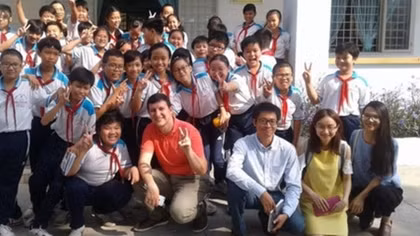 Vietnamese Harvard graduate quits million-dollar job to “Teach for Vietnam”
