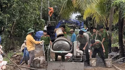 Can Tho Police build road for people, present gifts to children