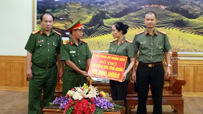 CAND Newspaper and Motorola support needy policemen in Yen Bai
