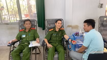 Over 320 police officers and students donate blood for their comrades