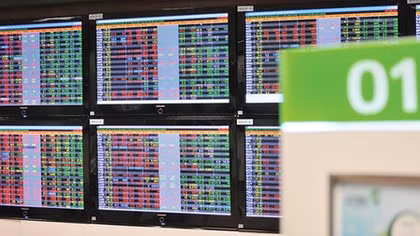 VN Index narrows gains, steel stocks stay positive