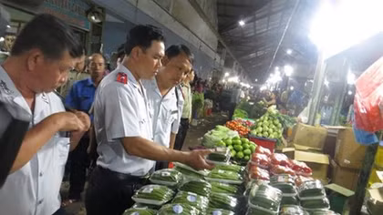 HCM City steps up food inspection to ensure safe Tet