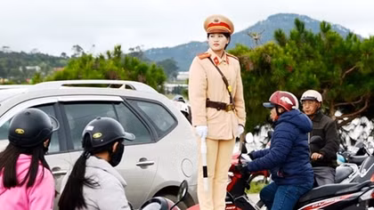 Beautiful young traffic policewomen heat up Da Lat Flower Festival 2017