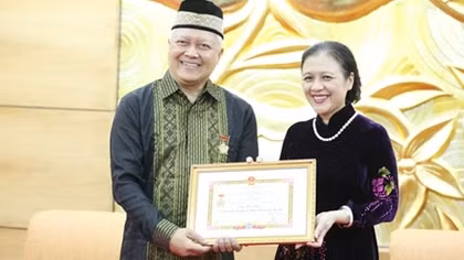 Indonesian Ambassador receives the Medal for Peace and Friendship among Nations