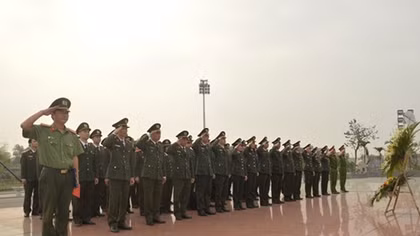 Public security doctors pay tribute to President Ho Chi Minh, provide free healthcare for poor people