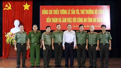Deputy Minister Le Tan Toi works with An Giang province police