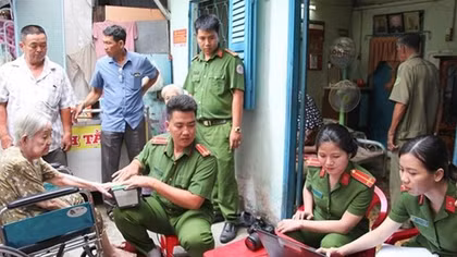 Can Tho Police issue ID cards to old-age people at their homes