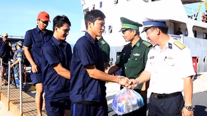 31 people saved from sunken fishing vessel