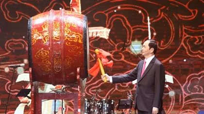 President Tran Dai Quang welcomes overseas Vietnamese returning for Tet