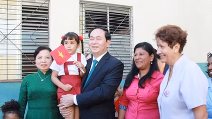 President visits school, monuments in Havana