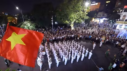 First show given by Public Security Ceremonial Band around Hoan Kiem lake brings great enjoyment to audience