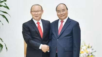 PM Phuc welcomes national football team’s head coach