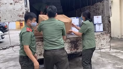 Ministry of Public Security provides medical supplies for forces on frontline of COVID-19 fight