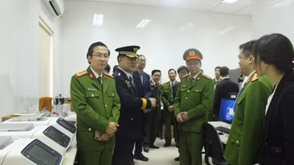 ROK National Police Agency hands over DNA monitoring device to Vietnamese police