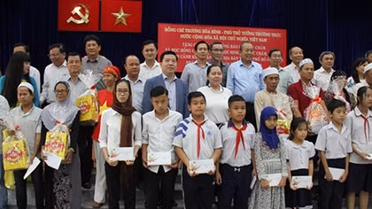 Deputy PM Truong Hoa Binh presents Tet gifts to Ho Chi Minh City and Tra Vinh residents