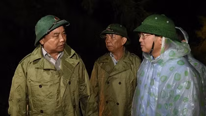 PM Phuc instructs locality to overcome typhoon's consequences
