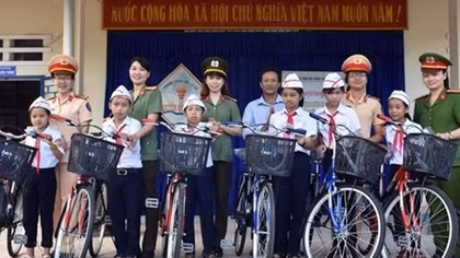 Police women present bikes to poor students in Quang Nam 