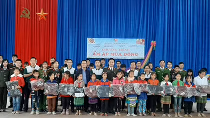 Lao Cai police carry out volunteer activities in mountainous localities