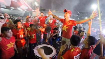 Hanoi fans sleepless with victory of Vietnam's footbal team