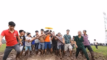 Thousands of young men stampede to get lucky ball at festival