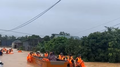 Quang Tri police officers deployed to support people in flooded areas