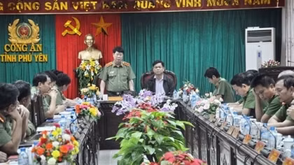 Deputy Minister Bui Van Nam visits and presents gifts to flood victims in central provinces