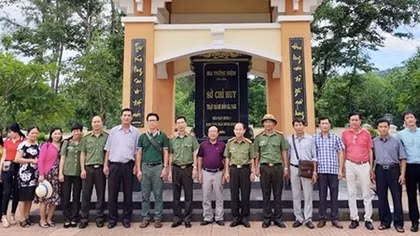 Public Security Newspaper's delegation pays tribute to heroic martyrs in Gia Lai