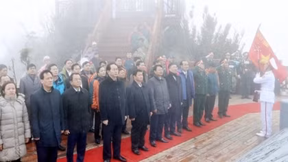 President Tran Dai Quang attends flag-raising ceremony on Fansipan peak
