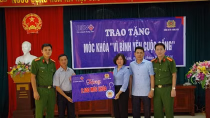 Hung Yen police provides people 2,600 key chains with police’s hotline numbers