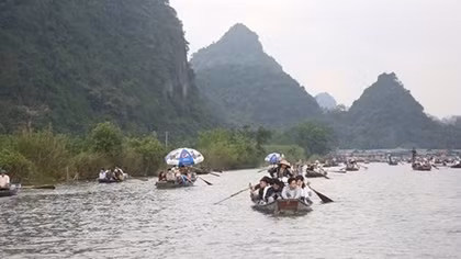 Thousands of visitors flock to Huong Pagoda Festival